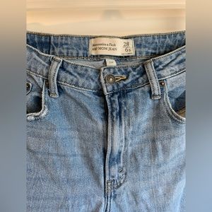 Abercrombie light wash distressed mom jean 6 / 28 short